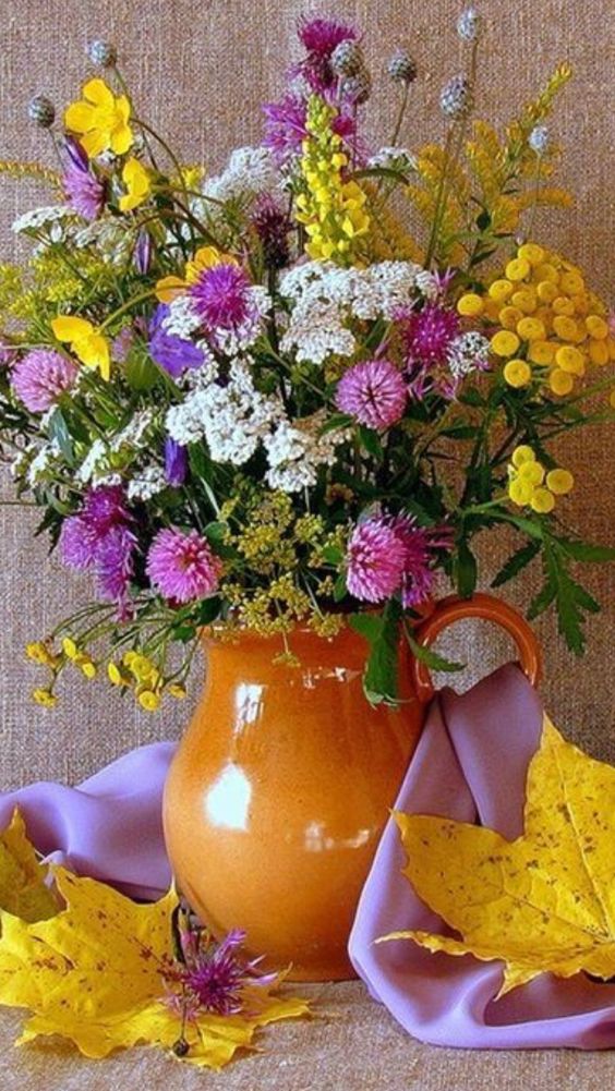 Картинка с букетом полевых цветов в вазе