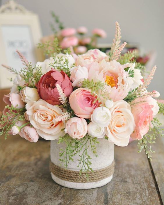 Открытка с букетом цветов в белой вазе