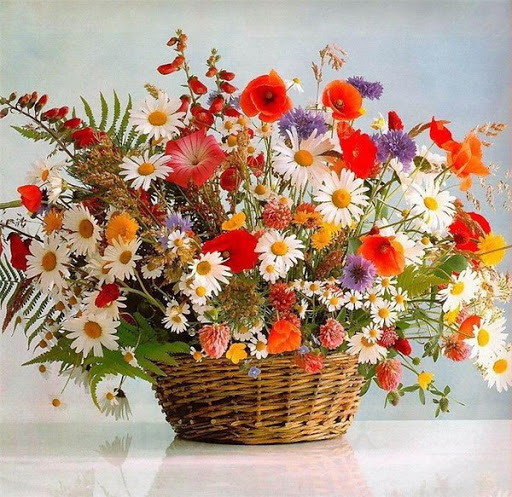 Картинка - яркий букет полевых цветов в корзине 